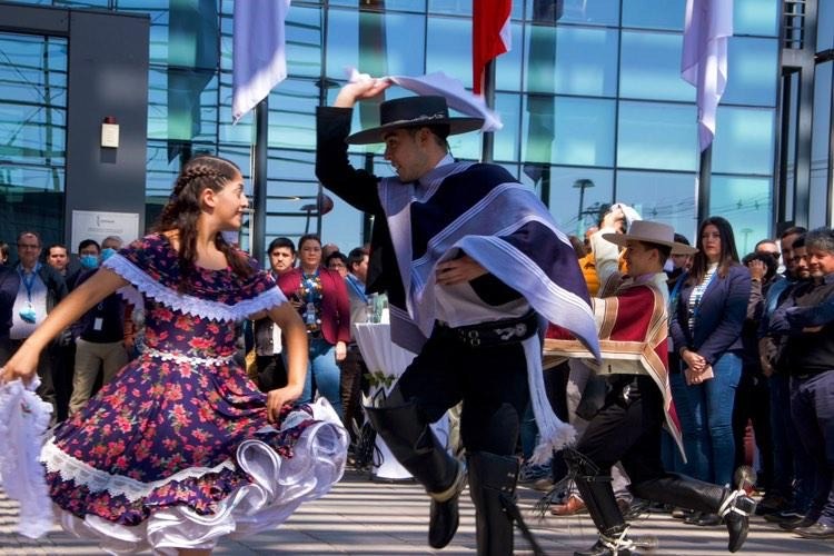 Clau Tapia bailando cueca en pareja