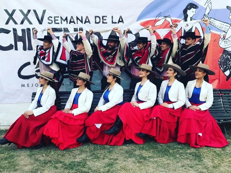 Clau Tapia junto a un grupo de cuequeros profesionales