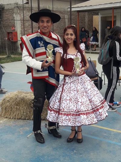 Clau Tapia recibiendo el primer lugar del Campeonato Comunal de Cueca 2018