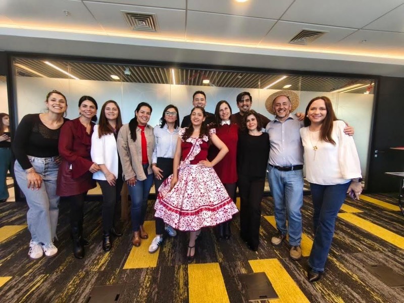 Taller de cueca a empresa, grupo posando tras la clase